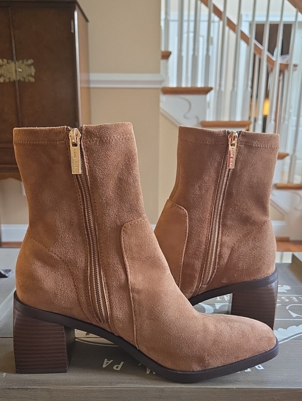 Anne Klein Astrid Camel Tan Faux Suede Block Heel Ankle Boots Gold Zipper Size 9